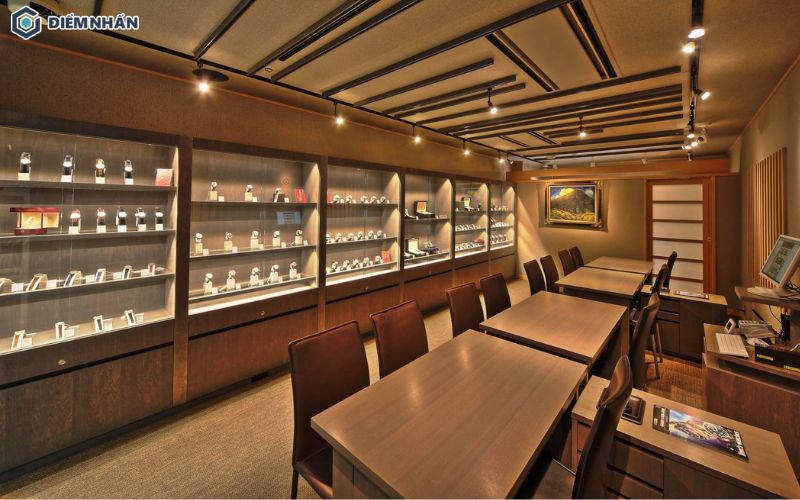 Hệ thống ánh sáng thông minh trong thiết kế shop đồng hồ giúp sản phẩm trở nên lấp lánh và thu hút mọi ánh nhìn.