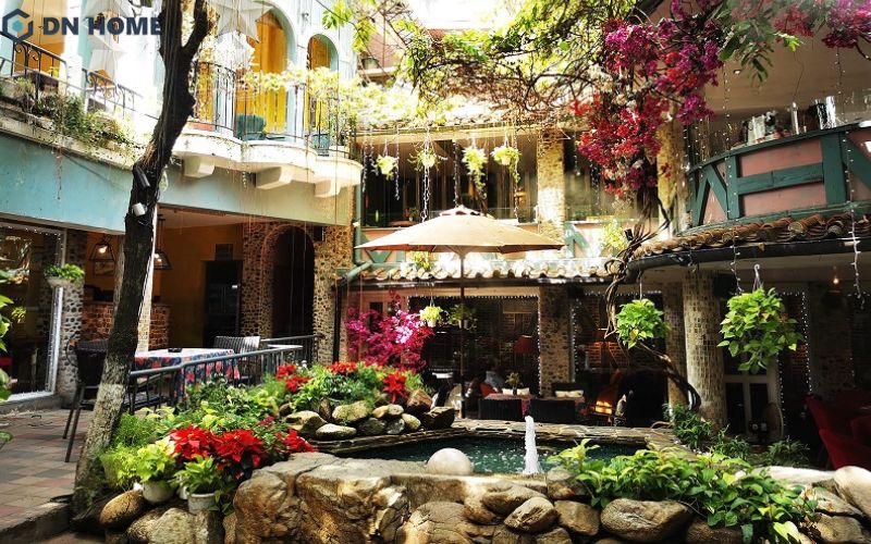 Không gian được tiến hành dựa trên bản vẽ thiết kế quán cafe đã được bàn giao trước đó