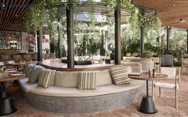 Giải pháp bố trí không gian xanh tinh tế giúp quán cafe sân vườn trở nên thông thoáng và ấn tượng.