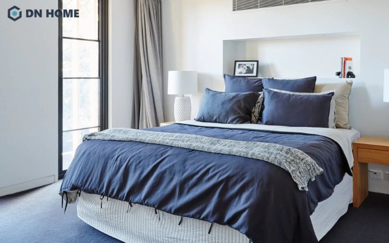 Phòng ngủ 10m2 kết hợp ban công giúp tận dụng ánh sáng tự nhiên hiệu quả