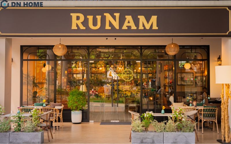 Chất liệu kính thay thế hoàn toàn bức tường dày tạo cảm giác thoáng đãng và cũng là điểm nhấn mặt tiền Runam Bistro