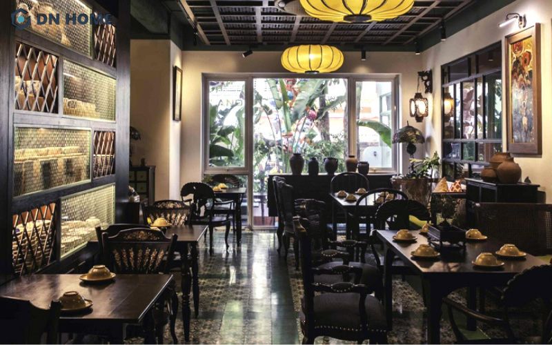 Không gian mở và chất liệu kính giúp Bụi Bistro tận dụng tối đa ánh sáng tự nhiên, tạo cảm giác rộng thoáng