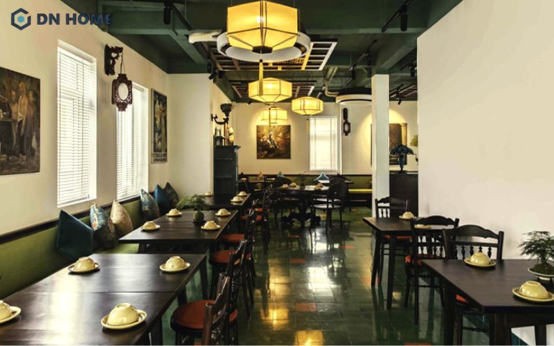 Từng cụm bàn trong không gian nhà hàng Bụi Bistro được bố trí khoa học, tạo cảm giác riêng tư và thoải mái cho khách hàng