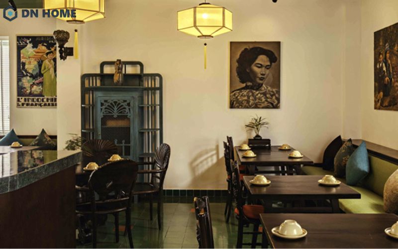 Chi tiết tranh ảnh xưa mang đến vẻ đẹp hòa niệm và bầu không khí gần gũi, thân thuộc trong nhà hàng Bụi Bistro