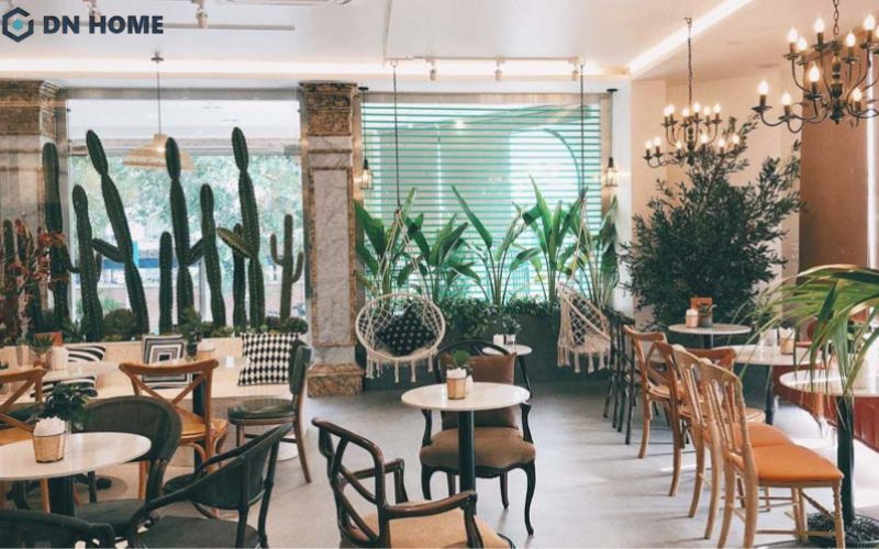 Ánh sáng tự nhiên giúp quán cafe trở nên thông thoáng và mang lại cảm giác thư giãn cho khách hàng