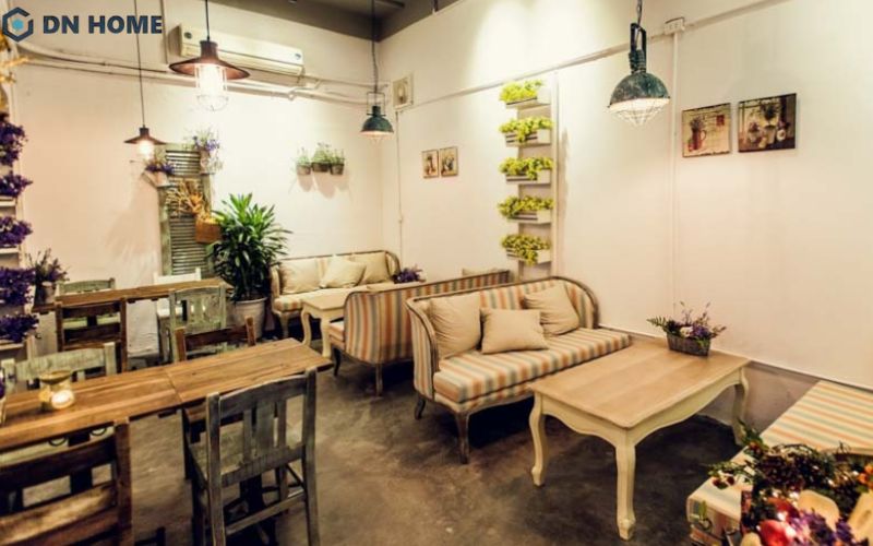 Hệ thống đèn chiếu sáng xung quanh tạo nền ánh sáng dịu nhẹ và giúp không gian quán cafe trở nên ấm áp hơn
