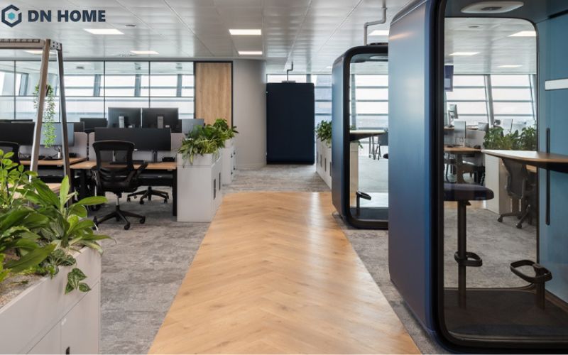 Trong văn phòng Wellness, ánh sáng tự nhiên được tận dụng tối đa với cửa kính lớn và không gian mở