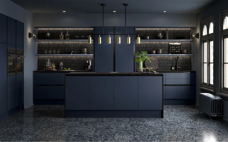 Cần bố trí layered lighting thông minh trong phòng bếp Dark Design để tạo cảm giác ấm cúng