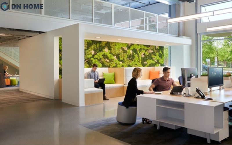 Mảng tường xanh là yếu tố Biophilic Design giúp văn phòng ViaSat trở nên thân thiện, gần gũi với nhân viên hơn