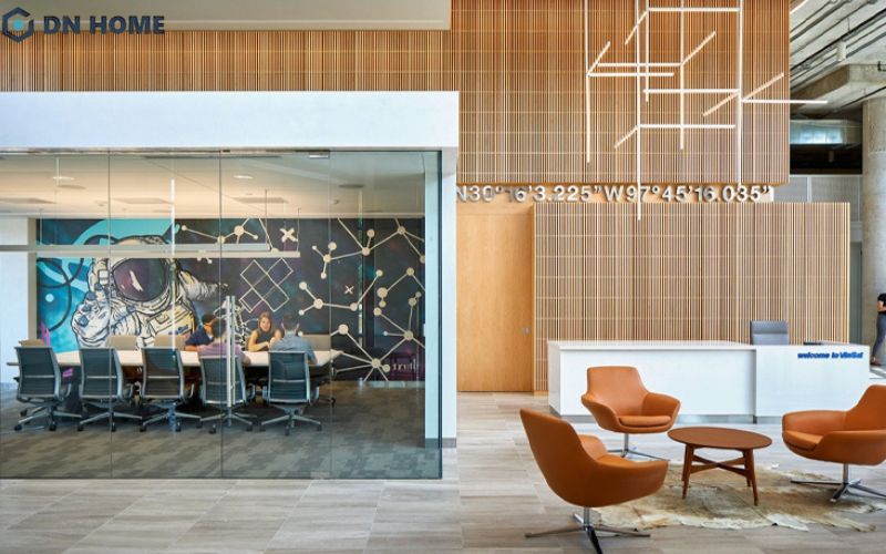 Tranh ảnh và hình khối hình học là điểm nhấn trang trí đặc trưng bên trong văn phòng ViaSat