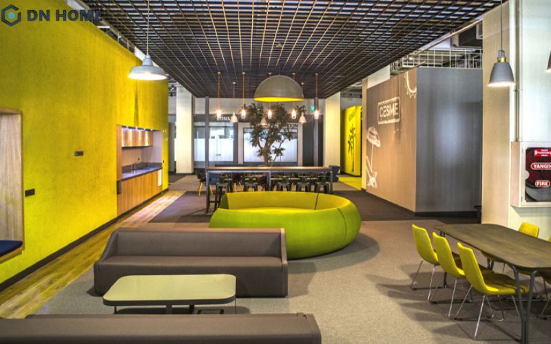 Khu vực đa năng vừa là pantry, vừa là nơi trò chuyện hoặc trao đổi bên trong văn phòng Turkcell Izmir Plaza