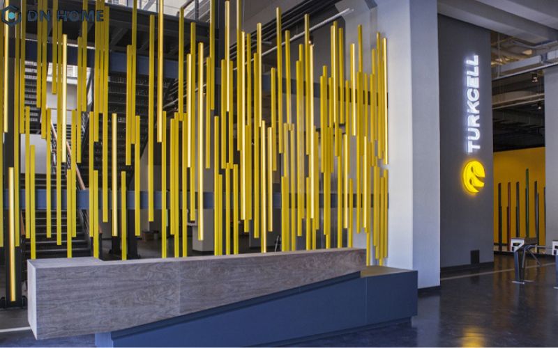 Khu vực sảnh văn phòng Turkcell Izmir Plaza gây ấn tượng mạnh mẽ với hệ thống trang trí “tường thả”