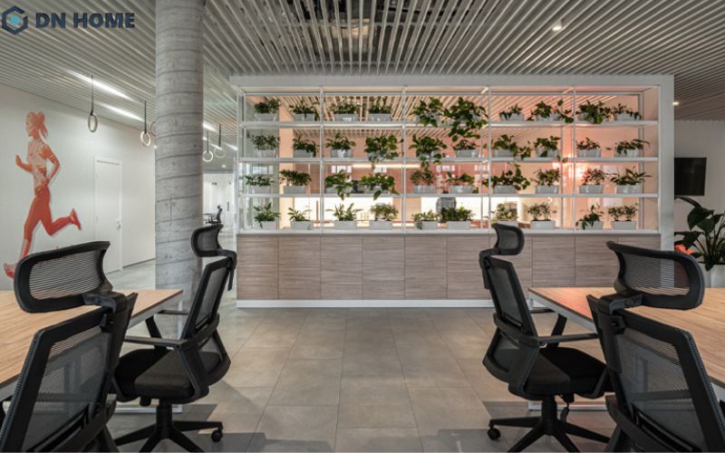 Bức tường xanh được làm từ kệ tủ tạo nên cảm giác thoải mái, giảm stress cho nhân viên