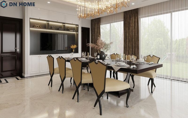 Sự kết hợp hài hoà giữa ánh sáng vàng dịu nhẹ từ đèn thả trần và ánh sáng tự nhiên tạo nên không gian phòng ăn vô cùng ấm cúng