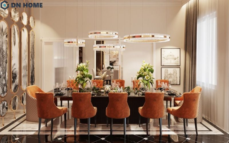 Không gian phòng ăn biệt thự sang trọng, nổi bật với đèn chùm kiểu dáng độc đáo và gương trang trí