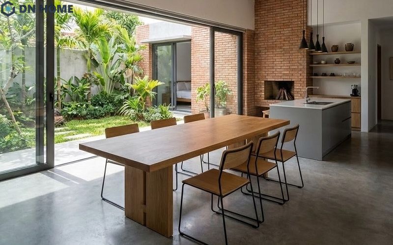 Không gian phòng ăn thiết kế mở, được đặt gần bếp giúp quá trình sinh hoạt thuận tiện hơn