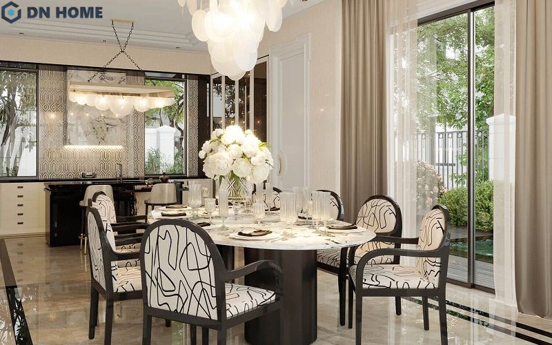 Kết hợp hài hoà ánh sáng tự nhiên và hệ thống chiếu sáng nhân tạo giúp không gian phòng ăn trở nên thoáng sáng hơn