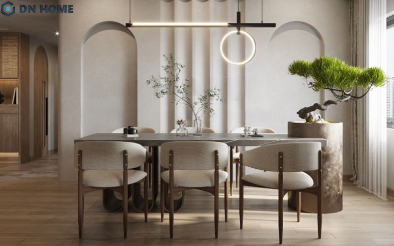 Sử dụng bình hoa hoặc cây xanh làm vật dụng trang trí giúp không gian phòng ăn trở nên tươi mới hơn