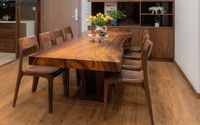 Sử dụng bàn ghế ăn bằng vật liệu gỗ giúp tăng thêm tính thẩm mỹ độc đáo và sự ấm cúng cho không gian