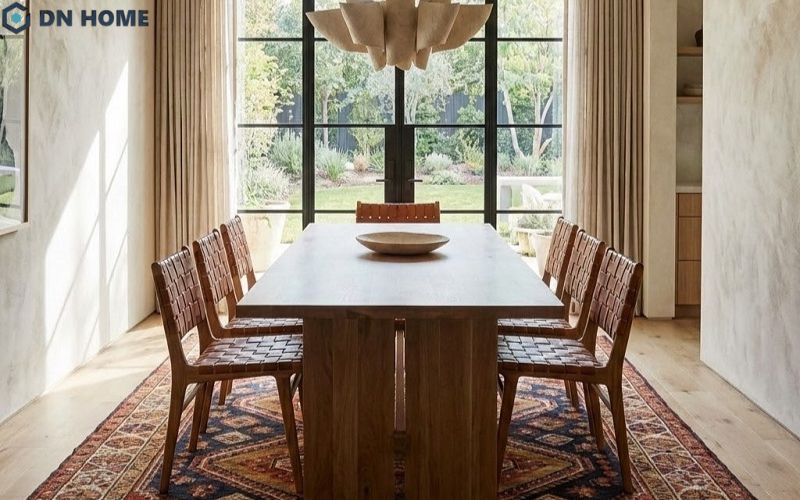 Ưu tiên lựa chọn những mẫu thảm trải sàn phòng ăn có màu tối để tránh lộ vết bẩn gây mất thẩm mỹ