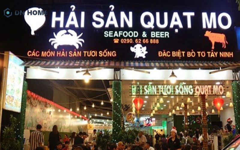 Bảng hiệu chữ nổi gắn LED hiện đại, nổi bật vào ban đêm