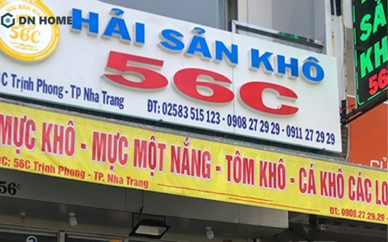 Logo màu trắng kết hợp màu cam giúp bảng hiệu hải sản dễ nhận diện hơn