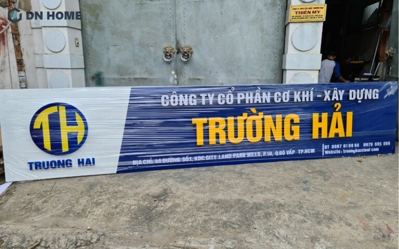 Phối màu xanh và trắng tạo hiệu ứng thị giác tốt cho bảng hiệu cơ sở cơ khí