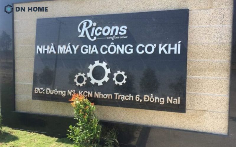 Kích thước bảng hiệu xưởng cơ khí cần phù hợp với không gian mặt tiền