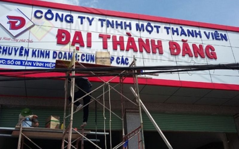 Thiết kế bảng hiệu sử dụng phông chữ đơn giản, mạnh mẽ