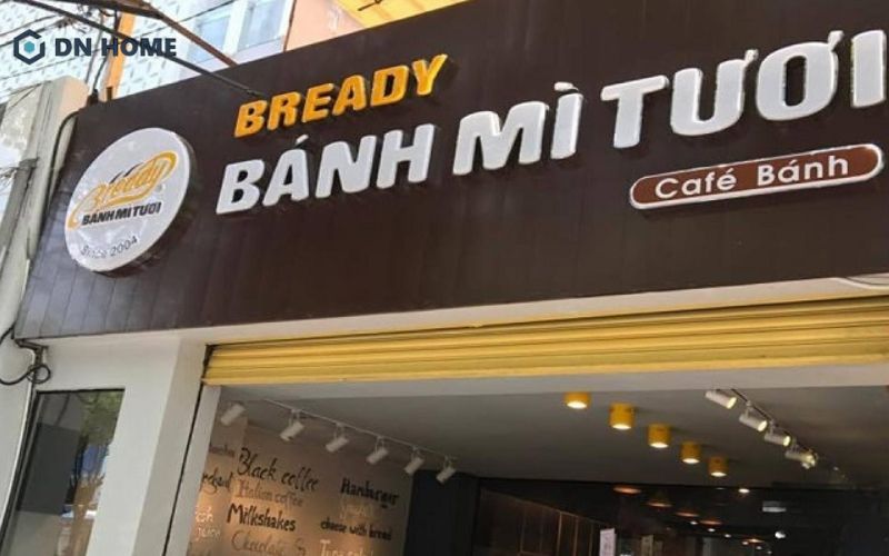 Biển hiệu bánh mì thiết kế chỉn chu, đẹp mắt là lời khẳng định về sự tâm huyết và chuyên nghiệp của thương hiệu