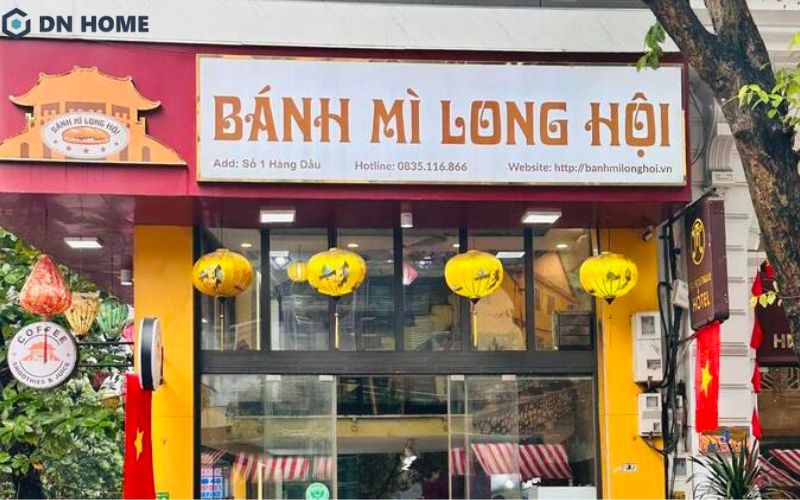 Bảng hiệu bánh mì làm từ bạt hiflex đi kèm là logo đặc trưng của thương hiệu