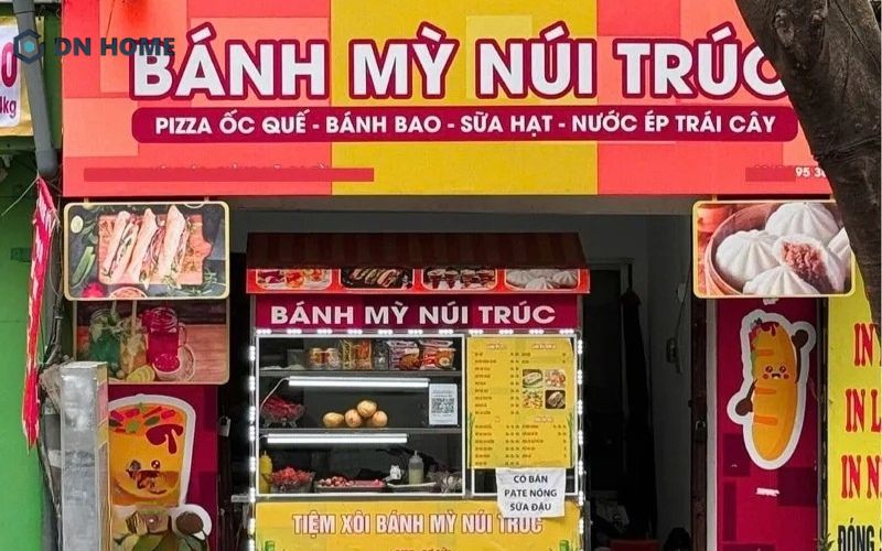 Bảng hiệu bánh mì với thiết kế đầy màu sắc, dễ dàng thu hút sự chú ý của khách hàng giữa phố xá tấp nập