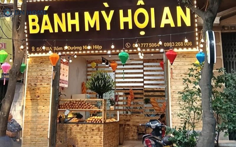 Bảng hiệu với font chữ dễ đọc, kích thước lớn kết hợp đèn LED nổi bật