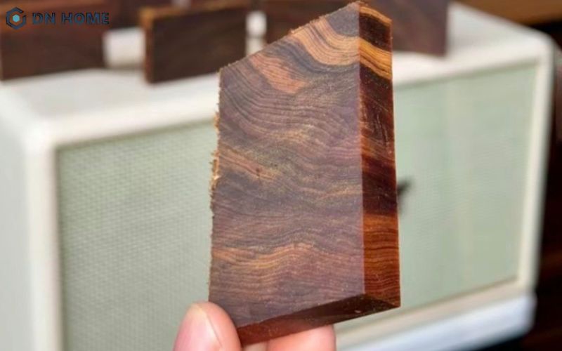 Đặc điểm nổi bật của gỗ Hoàng Đàn Tuyết là có mùi thơm ngọt, tinh tế như mùi nước hoa