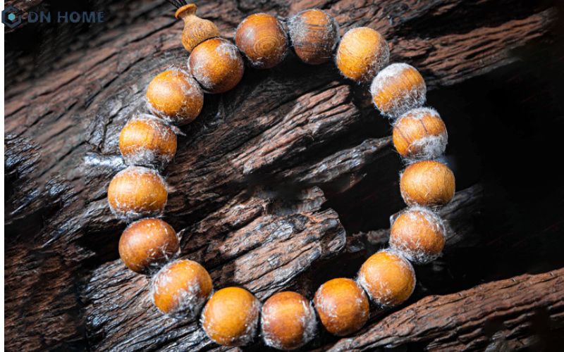 Một trong những ứng dụng phổ biến nhất của gỗ Hoàng Đàn Tuyết là dùng làm trang sức phong thủy