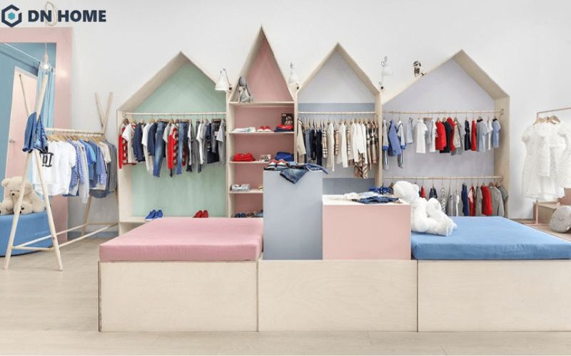 Sản phẩm trưng bày trở nên nổi bật hơn trong không gian cửa hàng thời trang trẻ em phong cách tối giản