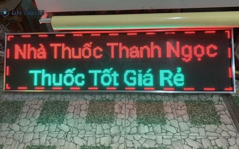 Biển hiệu led ma trận chạy chữ màu đỏ nổi bật trước nhà thuốc