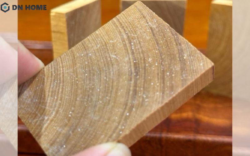 Gỗ Hoàng Đàn Tuyết là loại gỗ quý hiếm, chỉ được khai thác tại vùng núi Lạng Sơn (Việt Nam)