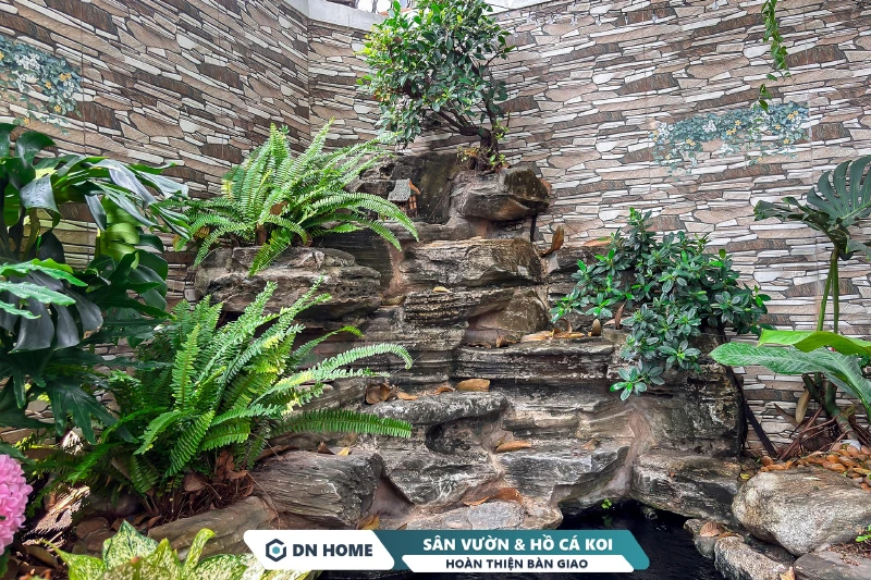 Thác đá được thiết kế ấn tượng, kết hợp hài hòa với các lớp thực vật xanh