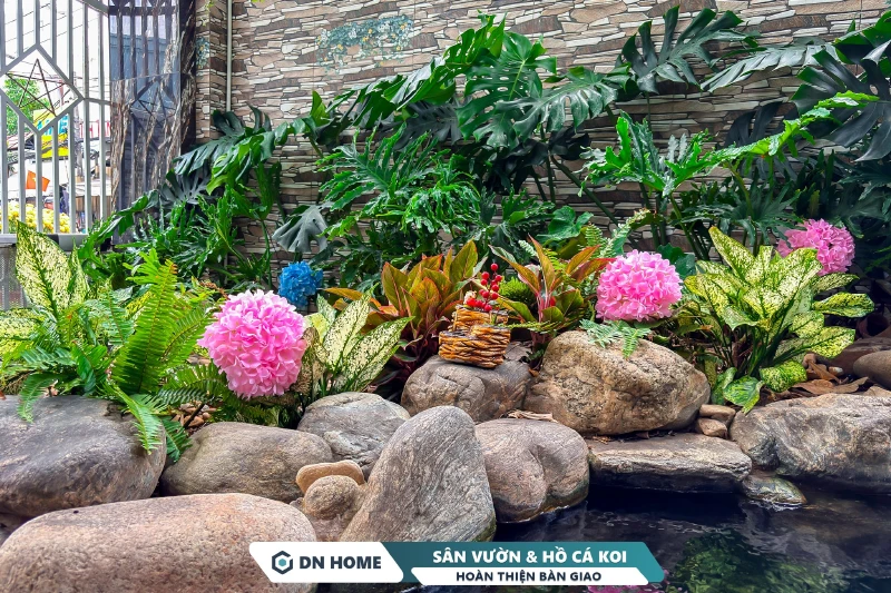 Tiểu cảnh sân vườn được phủ xanh bởi đa dạng chủng loại cây nhiệt đới