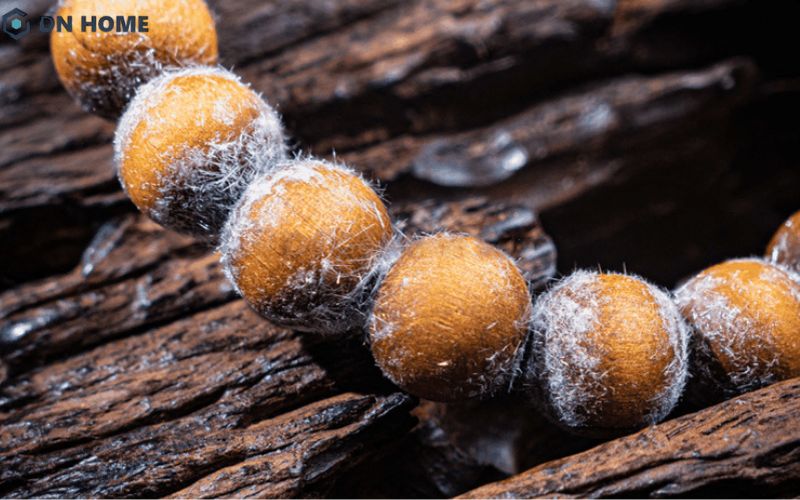 Gọi là Hoàng Đàn Tuyết vì loại gỗ này có lớp dầu kết tinh như lớp tuyết trắng, óng ánh