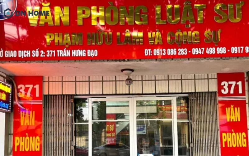 Logo công ty được đặt bên cạnh tên văn phòng luật