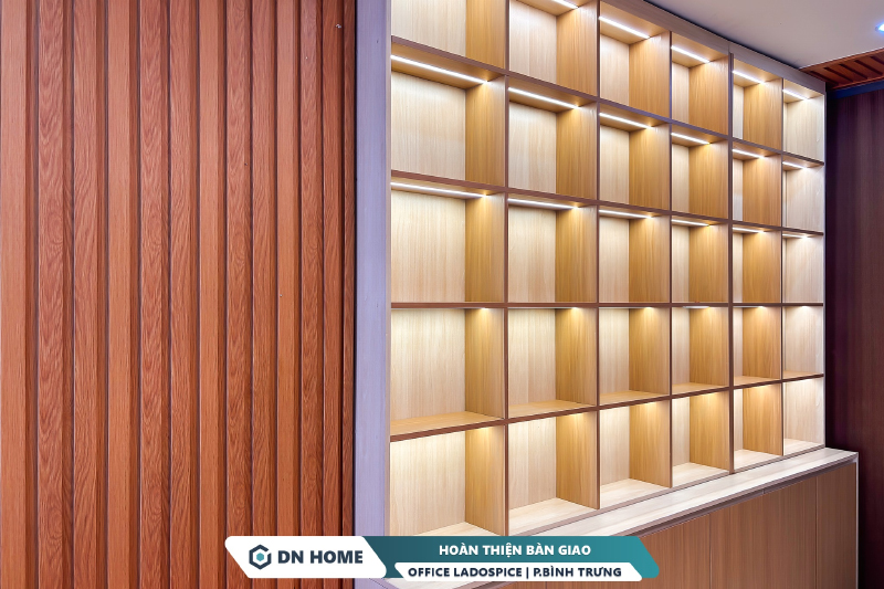 Tủ trưng bày được thiết kế với hệ thống đèn trang trí ấn tượng