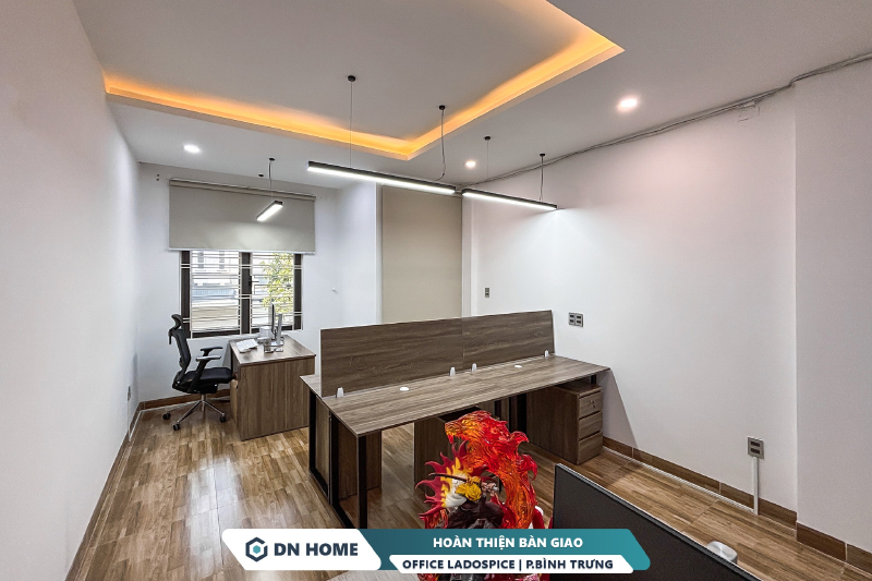 Bố trí ánh sáng tự nhiên và đèn chiếu hợp lý, tạo môi trường làm việc thoải mái cho nhân viên