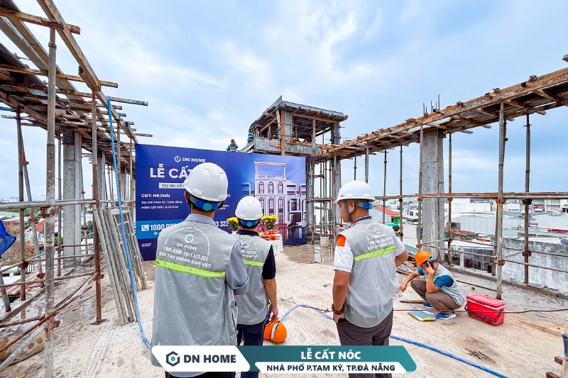 Song song với nghi lễ cất nóc, các hạng mục thi công khác vẫn diễn ra - thể hiện sự chuyên nghiệp của DN HOME