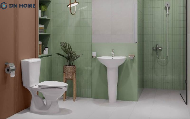 Nên trang trí thêm chậu cây mini bên trong nhà vệ sinh nhỏ để tạo cảm giác thoải mái