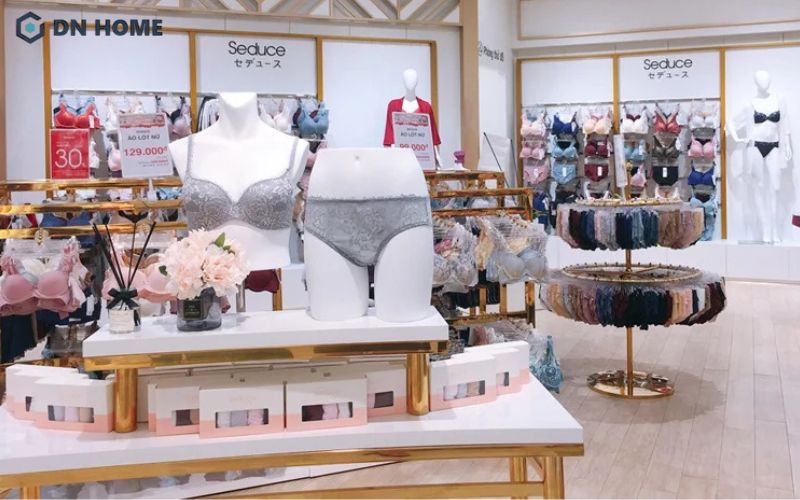 Mẫu thiết kế nội thất cửa hàng đồ lót với chất liệu kim loại mạ vàng sang trọng, cao cấp