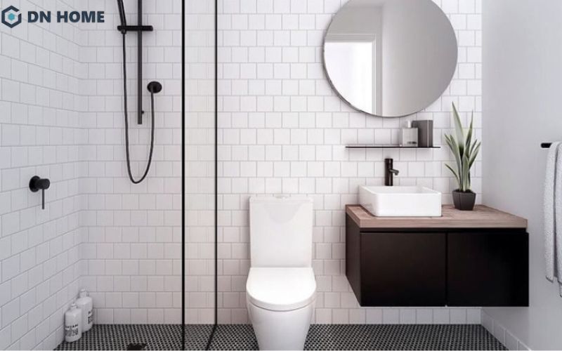 Không nên thêm thắt quá nhiều chi tiết trang trí rườm rà trong không gian phòng tắm nhỏ 4m2