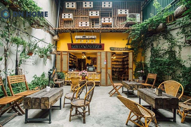 Các chi tiết phào chỉ đơn giản nhưng tinh tế là không thể thiếu trong quán cafe mặt tiền 6m phong cách Châu Âu