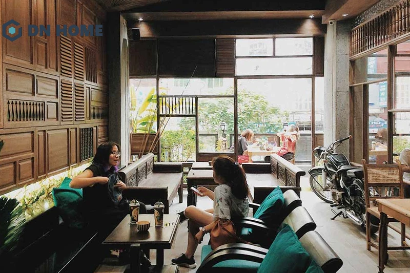 Chất liệu gỗ và ánh sáng tự nhiên được sử dụng chủ đạo trong quán cafe phong cách vintage